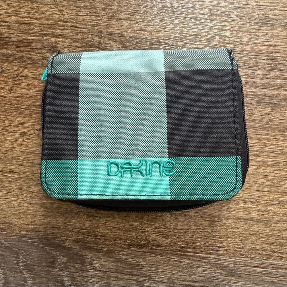 dakine wallet